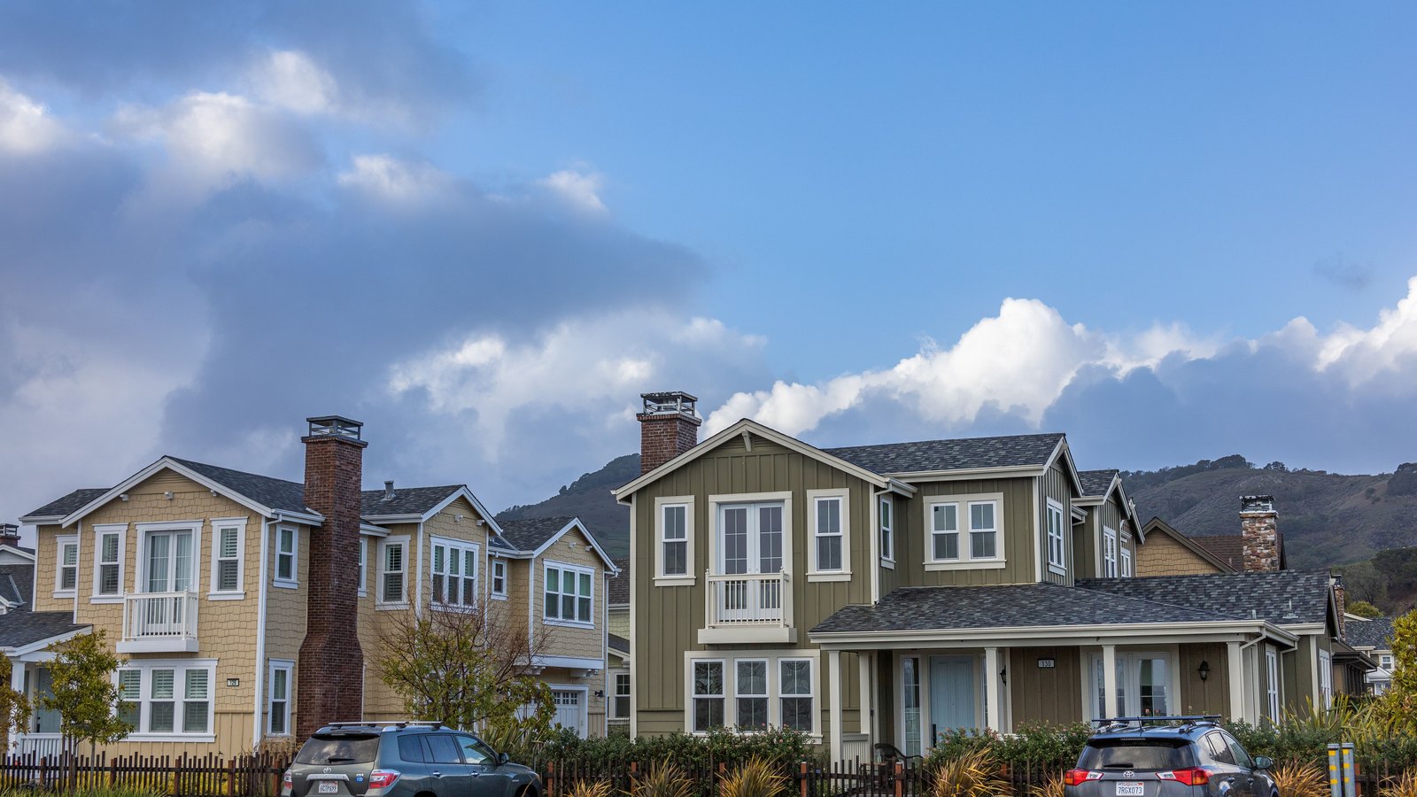 A photograph illustrating suburban houses street.