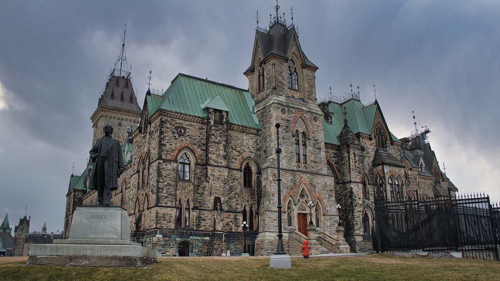 A photograph illustrating ottawa parliament building.