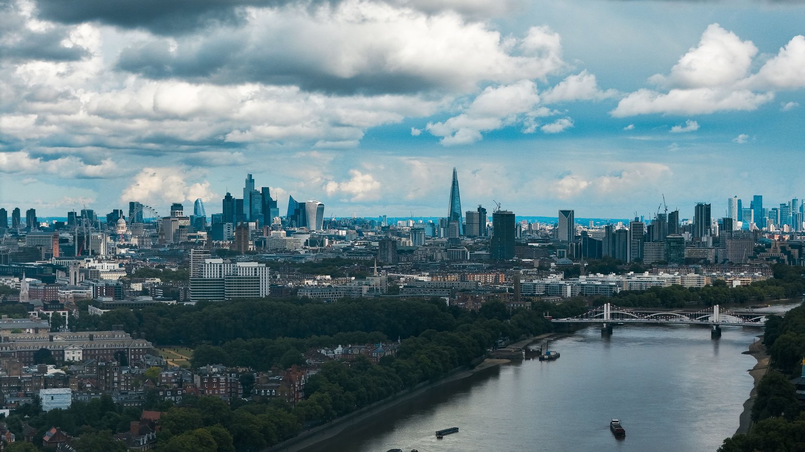 A photograph illustrating london city skyline.
