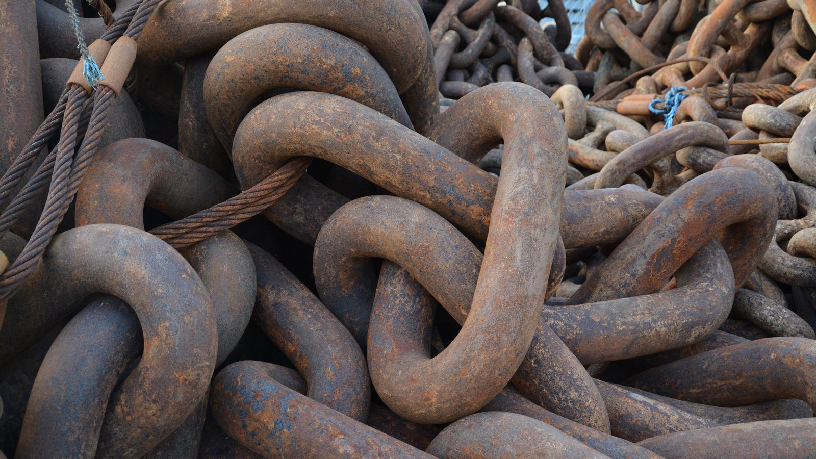 A photograph illustrating anchor chain links.