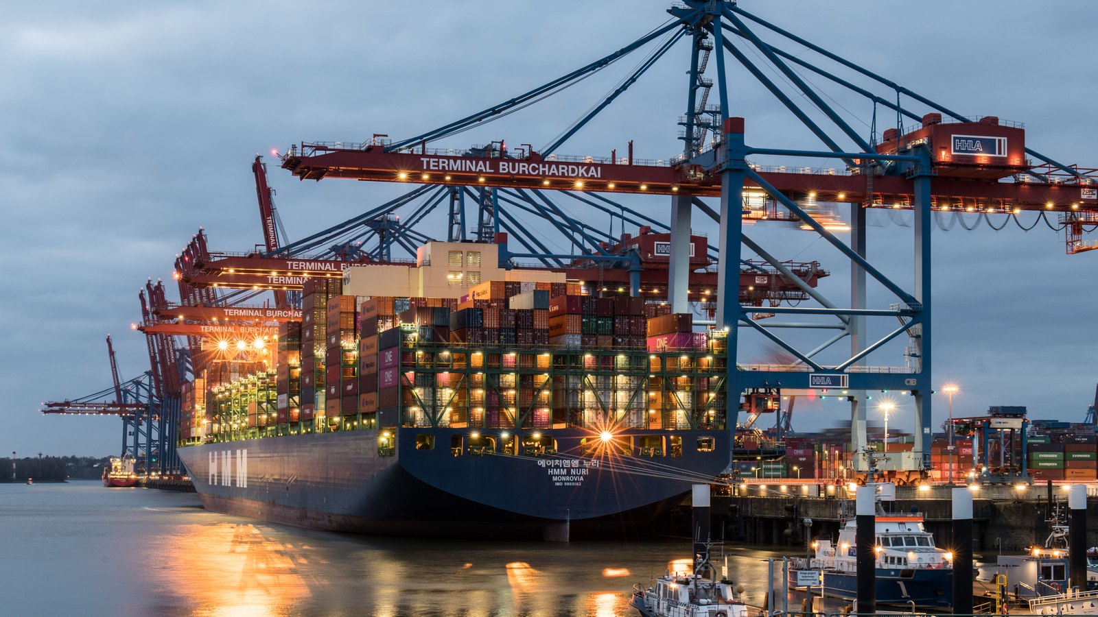 A photograph illustrating cargo ship port.