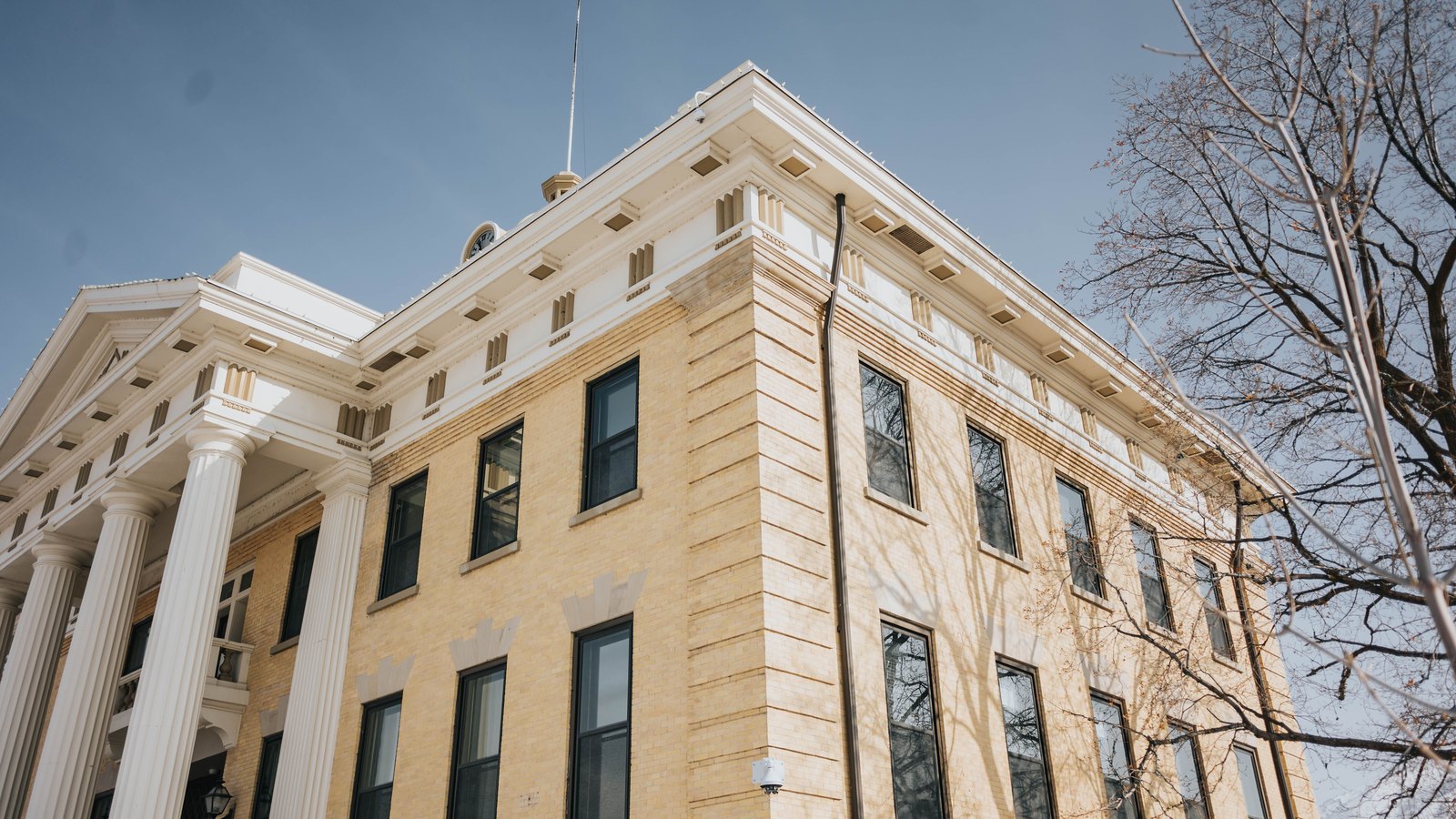 A photograph illustrating courthouse exterior.
