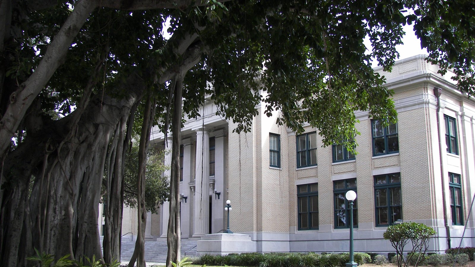 The Old Lee County Courthouse in Fort Myers, not a photograph of a proceeding in this case.