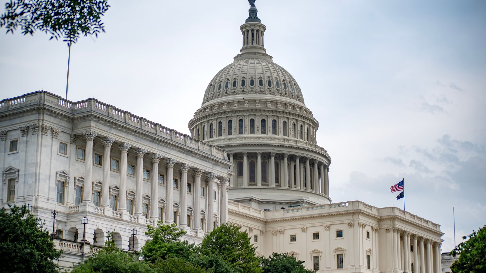 A photograph illustrating US Capitol dome.