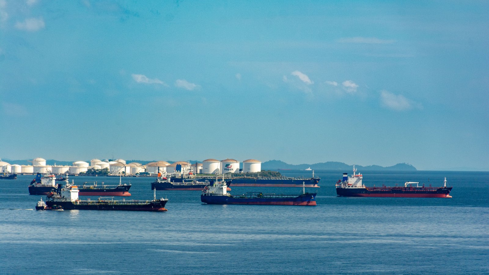 A photograph illustrating oil tanker sea.