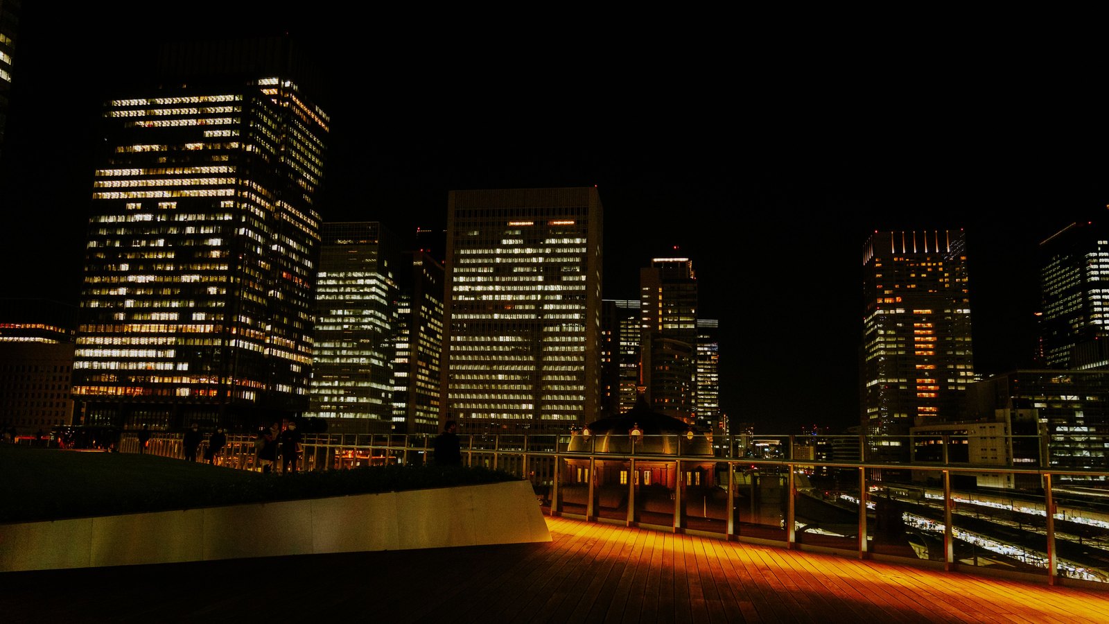 A photograph illustrating tokyo financial district.
