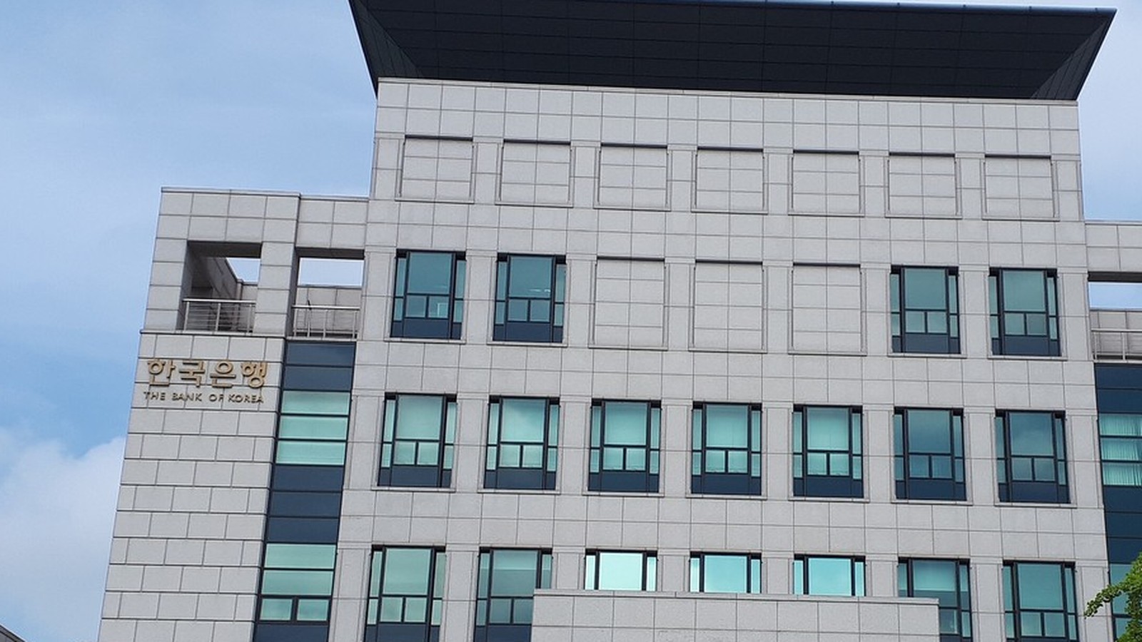 The pale stone facade of the Bank of Korea's Daejeon and Chungnam branch, with the bank's name mounted beside rows of blue-green windows.