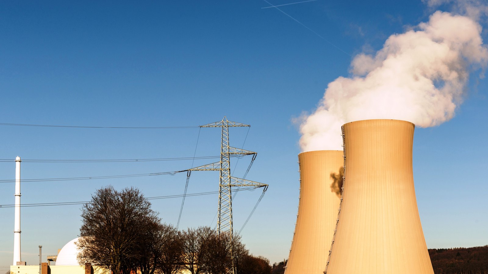 A photograph illustrating nuclear cooling tower.