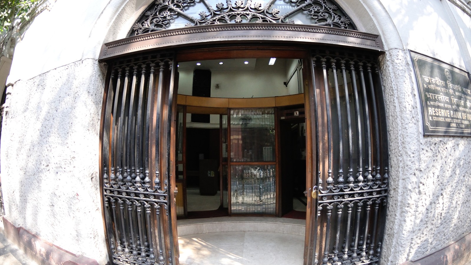The entrance to the Reserve Bank of India's Kolkata office, with the bank's plaque beside the gate.