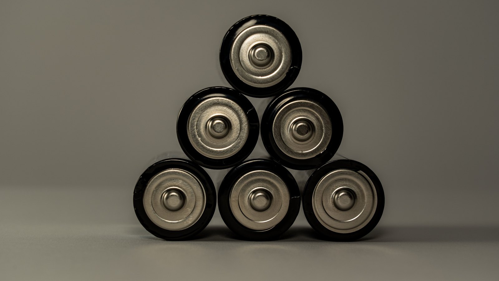 A photograph illustrating cylindrical lithium battery cells.