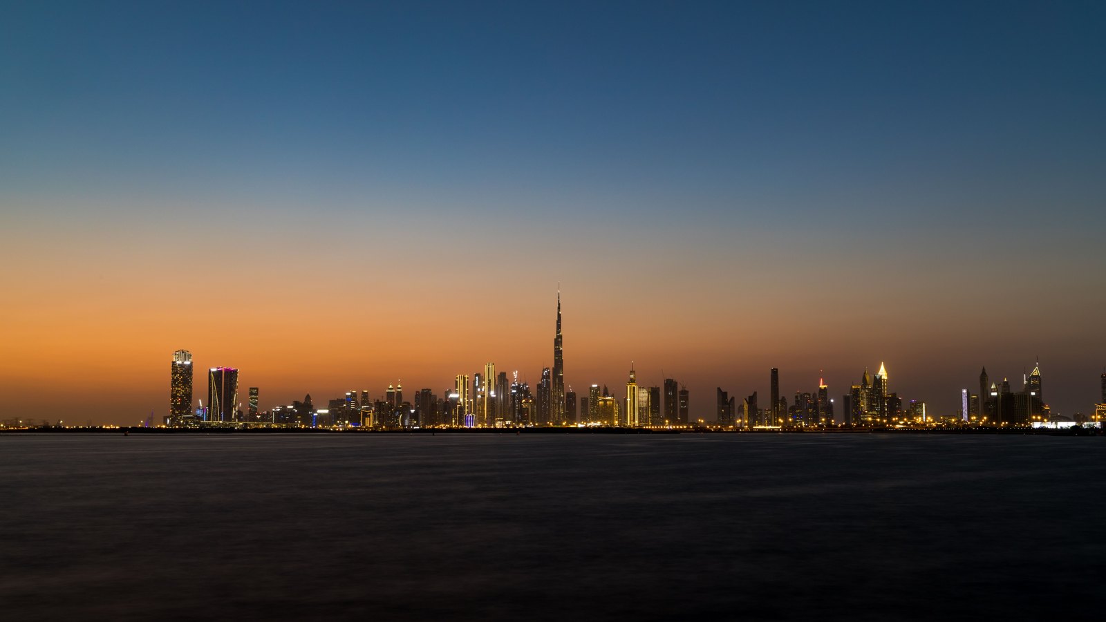A photograph illustrating dubai skyline.